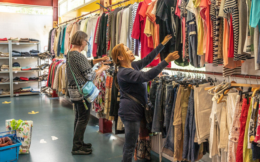 kleding zoeken in de Ruilwinkel