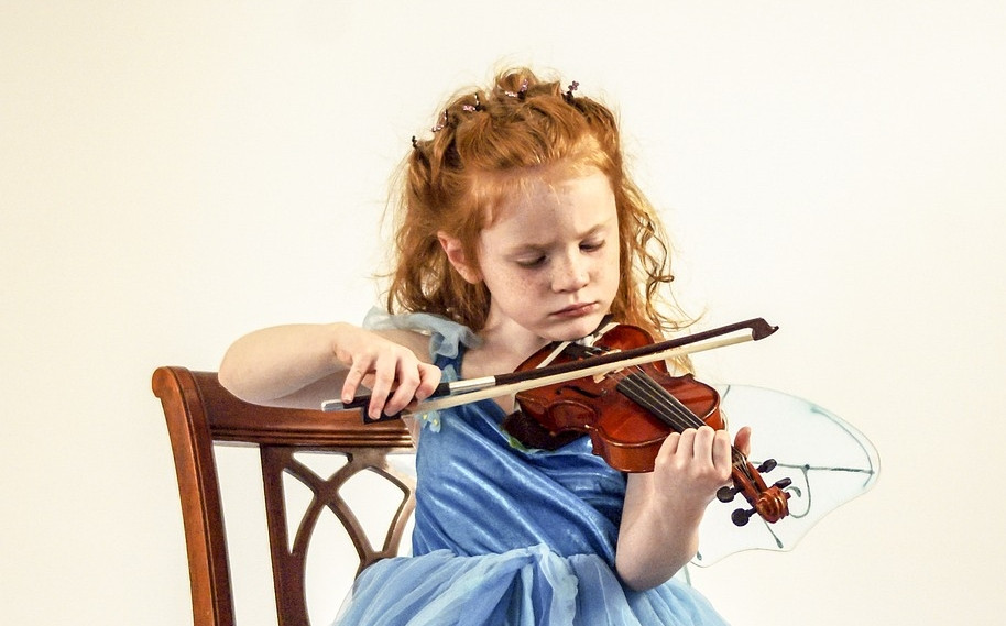 meisje speelt viool