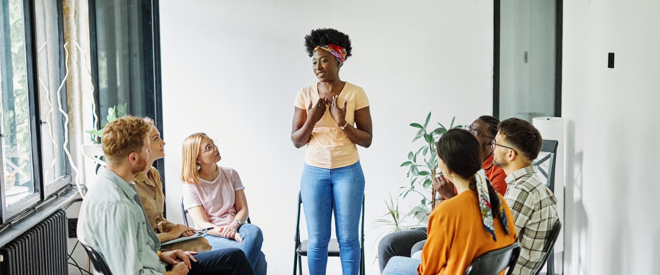 De training Sociale vaardigheden is bedoeld voor iedereen die zich wel eens onzeker voelt in contacten met anderen